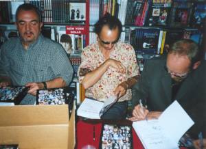 Podpisovanje knjige v Londonu:
z leve: Peter Christopherson, David Tibet, Stephen Stapleton
foto: Janez Golič
